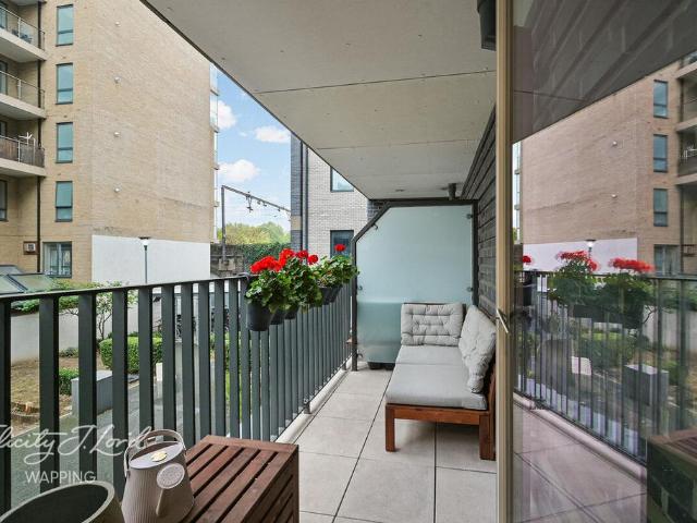 Flat for sale in Ratcliffe, Greater London