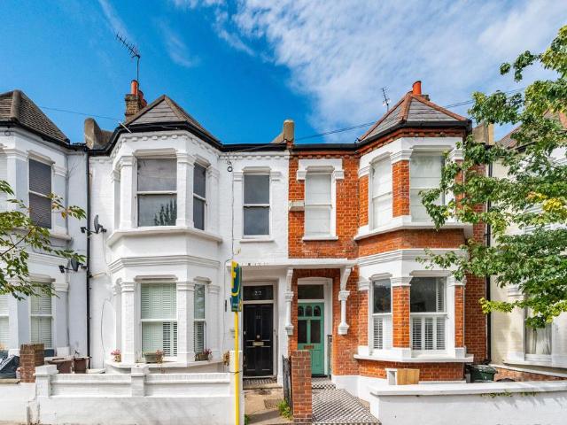 Flat for sale in Clapham Junction, Greater London