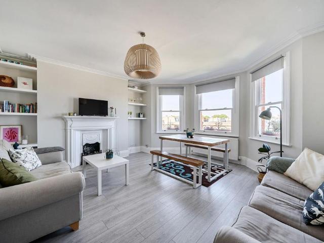 Flat for sale in Fulham, Greater London