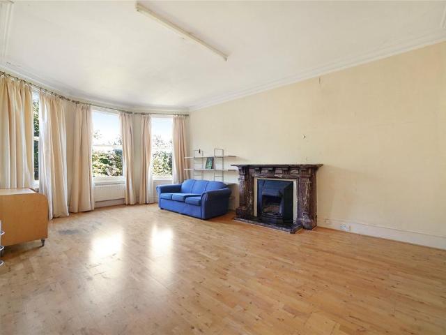 Flat for sale in Brondesbury, Greater London
