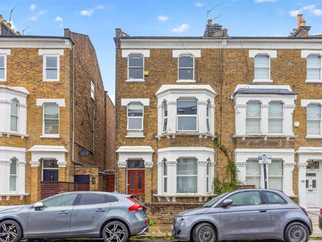 Flat for sale in London Borough of Hounslow, Strand