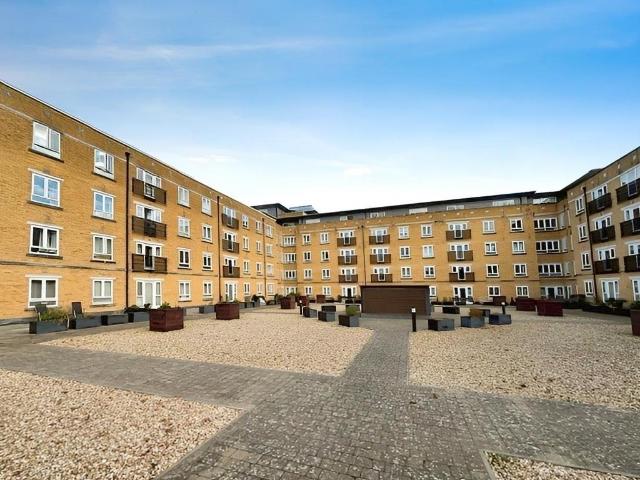 Flat for sale in Batchworth, Hertfordshire