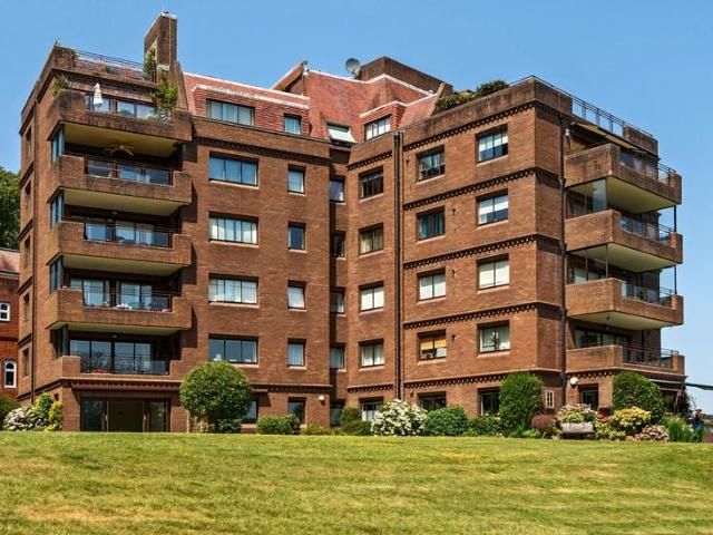 Flat for sale in Fole, Surrey