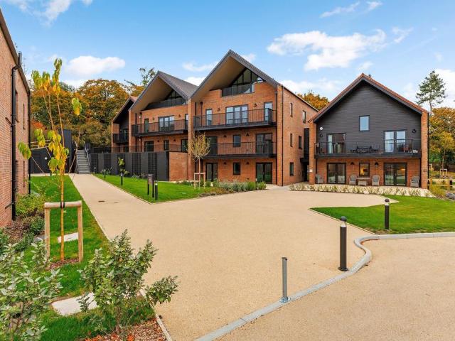 Flat for sale in Shiplake, Berrick Salome