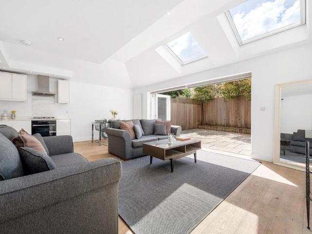 Flat for sale in Balham, Greater London