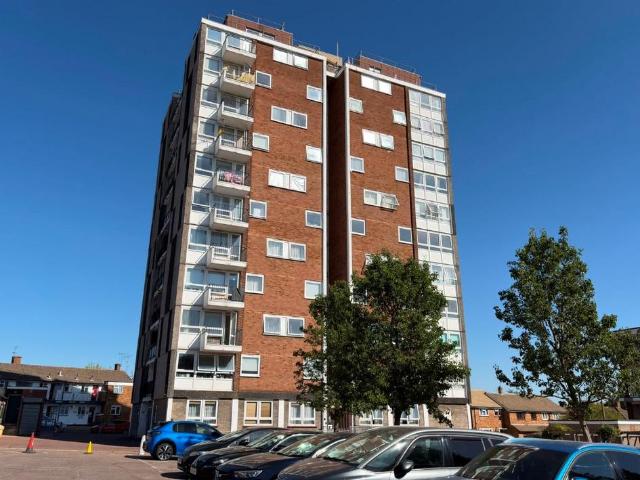 Flat for sale in Hornchurch, Greater London
