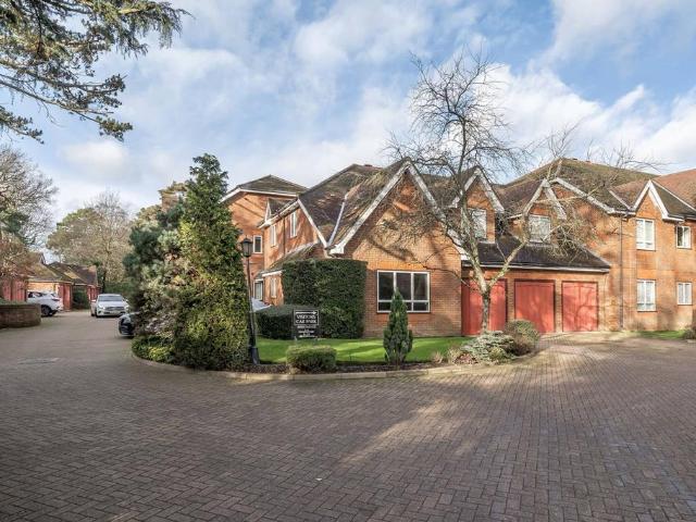 Flat for sale in Bushey Heath, Hertfordshire