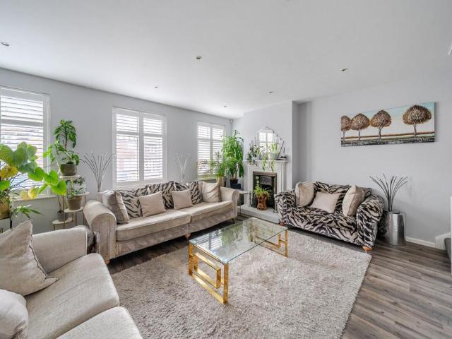 Flat for sale in Hayes, Greater London