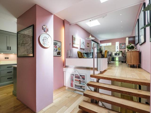 Flat for sale in Islington, Greater London