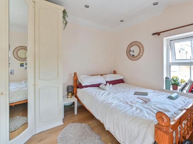 Flat for sale in Stockwell, Greater London