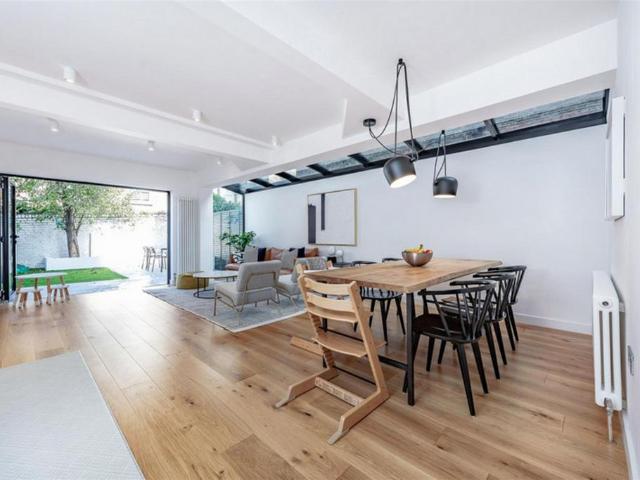 Flat for sale in Clapham Junction, Greater London