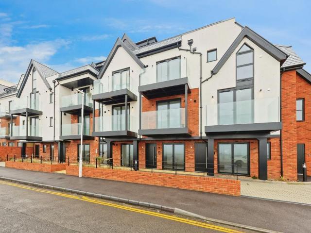 Flat for sale in Oxenden, The Bridge