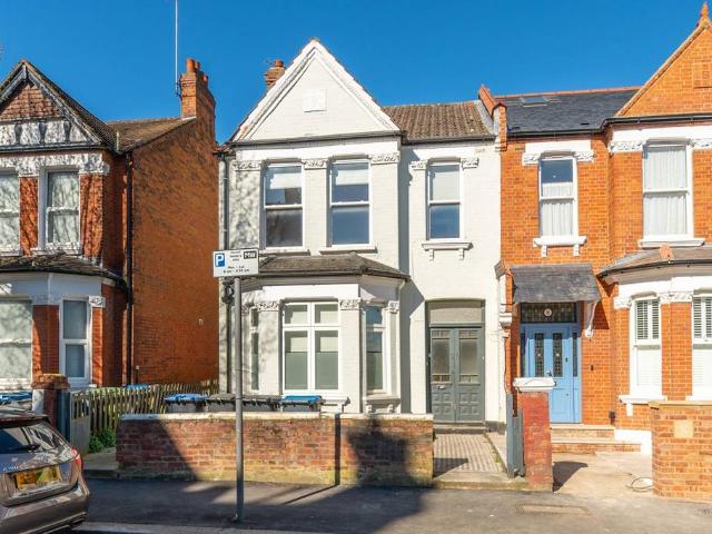 Flat for sale in Cricklewood, Greater London