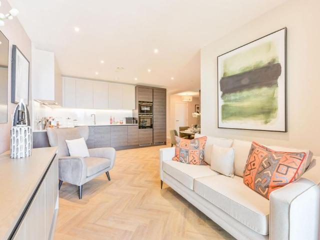 Flat for sale in Queen's Park, Greater London