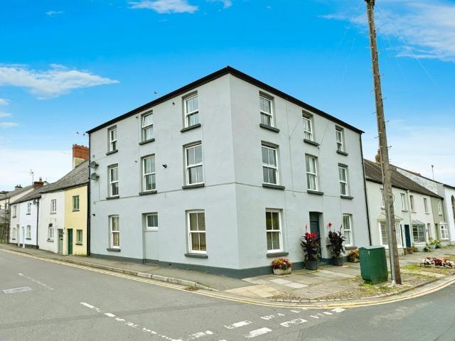 Flat for sale in Llanbadoc, Wales