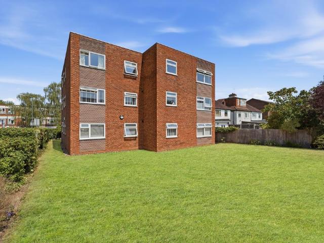 Flat for sale in Albany Park, Greater London