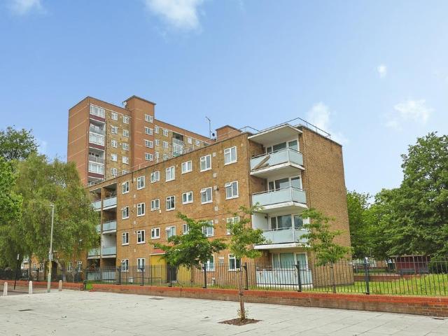 Flat for sale in Clapham Junction, Greater London