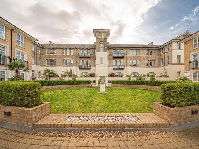 Flat for sale in Mill Hill, Greater London