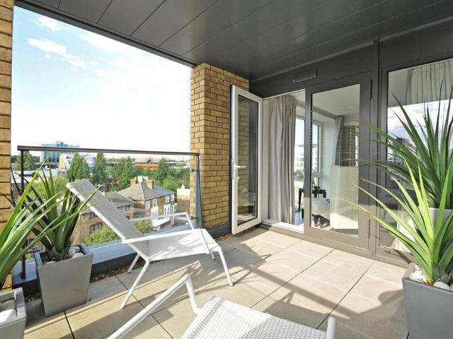 Flat for sale in London Borough of Hounslow, Strand