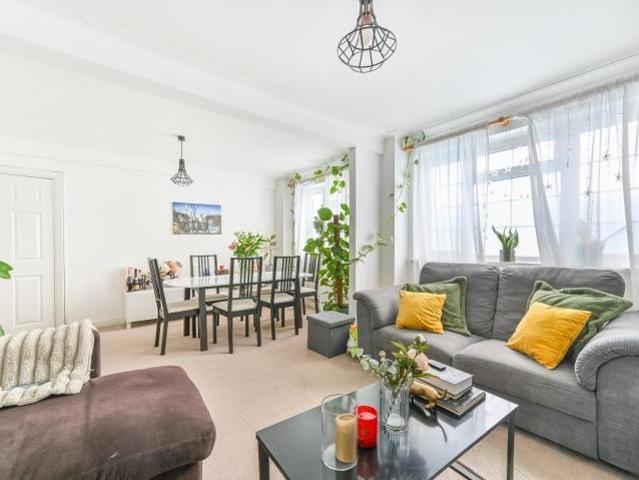 Flat for sale in Cricklewood, Greater London