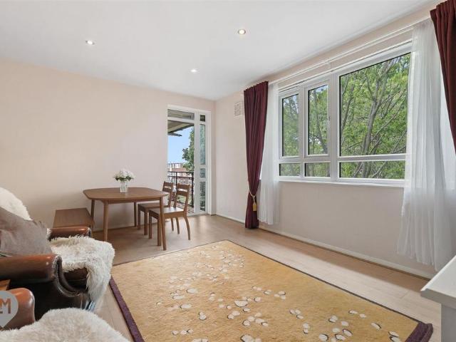 Flat for sale in Southfields, Greater London