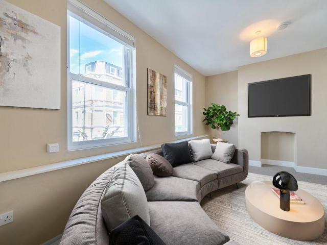 Flat for sale in West Kensington, Greater London