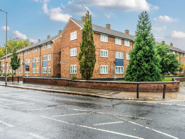 Flat for sale in Bermondsey Village, Greater London
