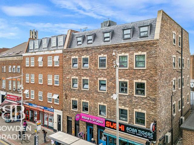 Flat for sale in Barkingside, Greater London