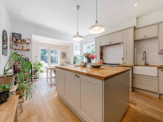 Flat for sale in Streatham, Greater London