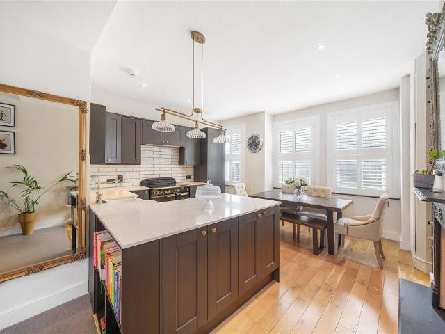 Flat for sale in Fulham, Greater London