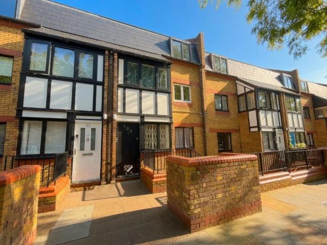 Flat for sale in North Kensington, Greater London