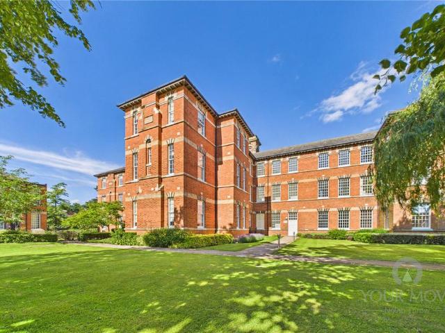 Flat for sale in Upton