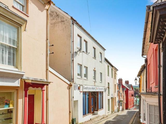 Flat for sale in Cardigan, Wales