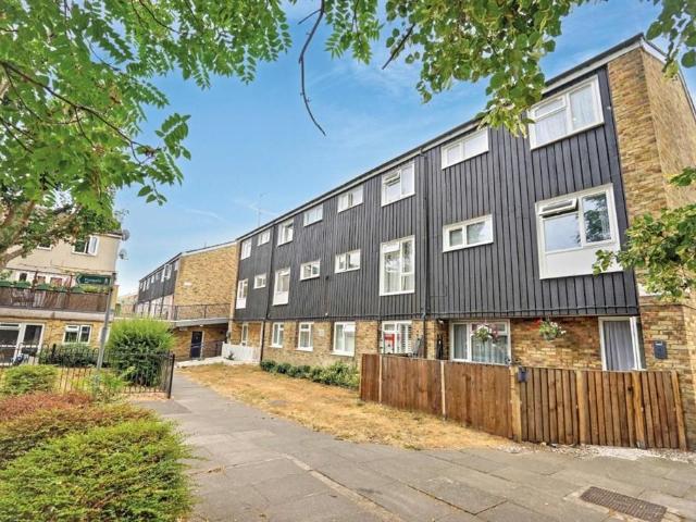 Flat for sale in North Cray, Greater London