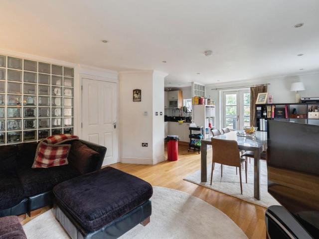 Flat for sale in Sunnymede, Billericay