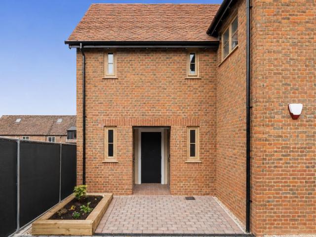 Flat for sale in Barton Stacey, Hampshire
