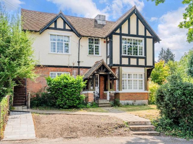 Flat for sale in Red Hill, Surrey