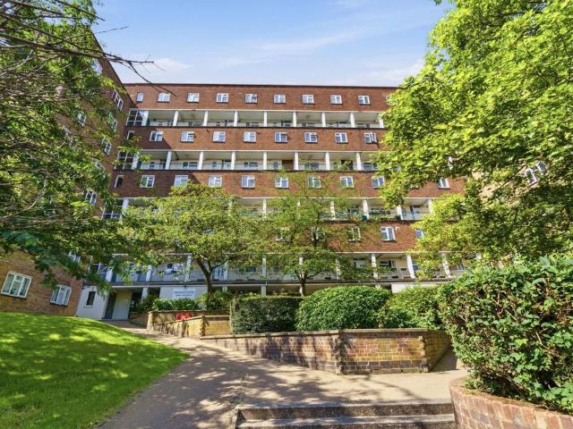 Flat for sale in Crystal Palace, Greater London