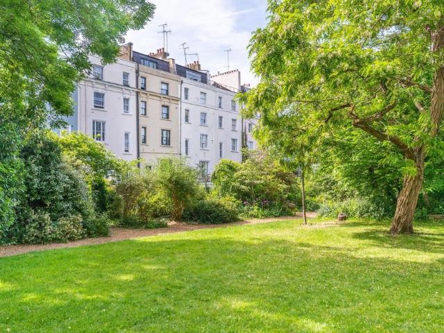 Flat for sale in North Kensington, Greater London