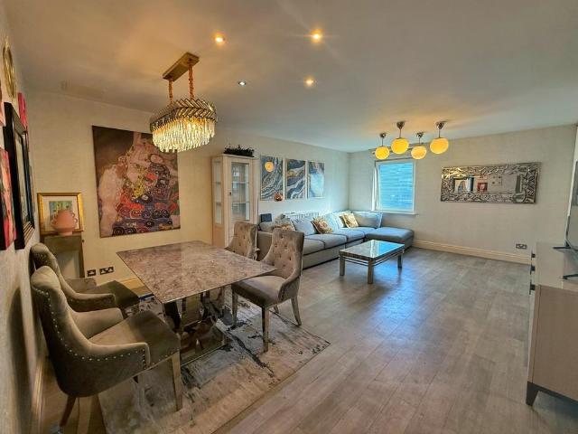 Flat for sale in Kensington, Greater London