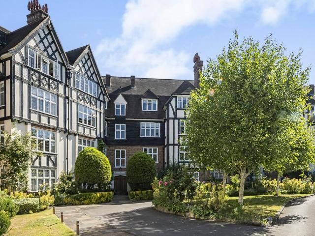 Flat for sale in Roehampton, Greater London