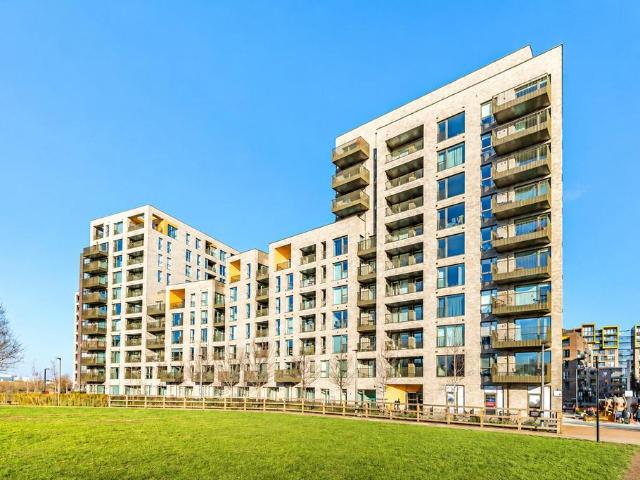 Flat for sale in East Greenwich, Greater London