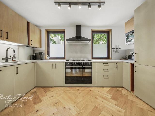 Flat for sale in Highbury, Greater London