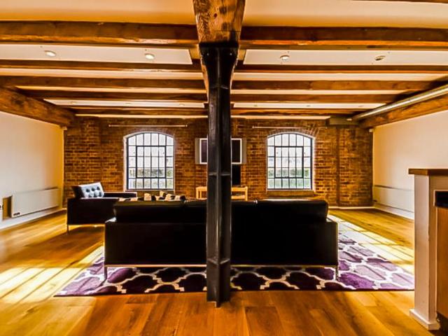 Flat for sale in Canning Town, Greater London