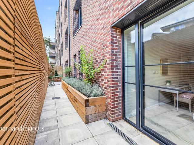 Flat for sale in Furzedown, Greater London