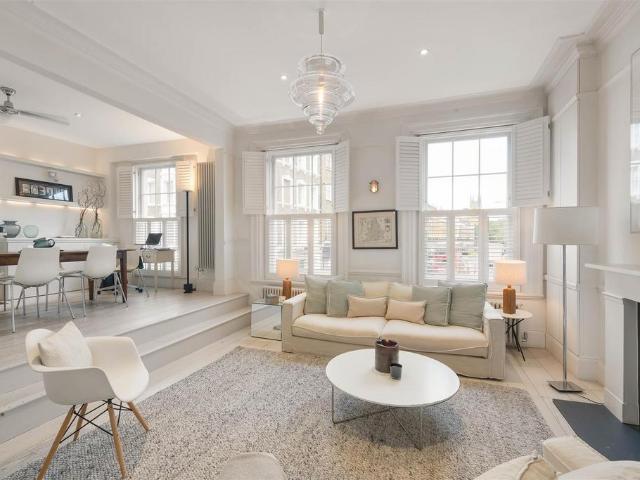 Flat for sale in Brompton, Greater London