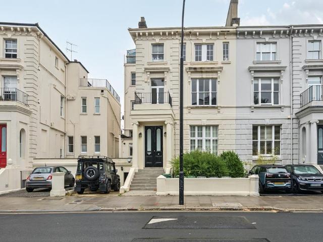 Flat for sale in Belsize Park, Greater London