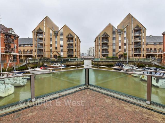 Flat for sale in Fishersgate, West Sussex