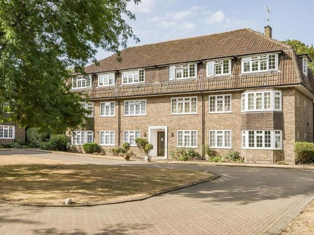 Flat for sale in Woodcote, Epsom