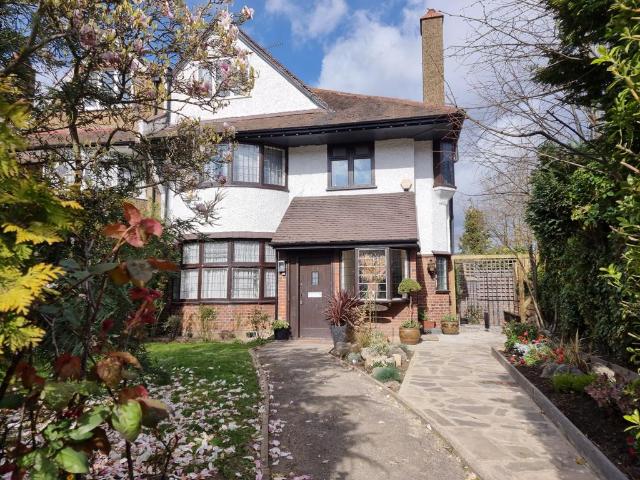 Flat for sale in Hampstead Garden Suburb, Greater London